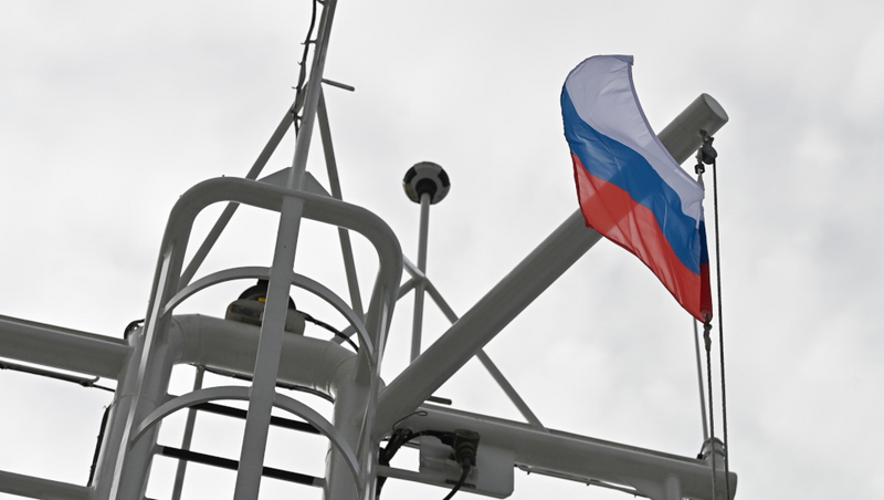 Флаг России подняли на рыболовном траулере «Капитан Юнак» в Петербурге