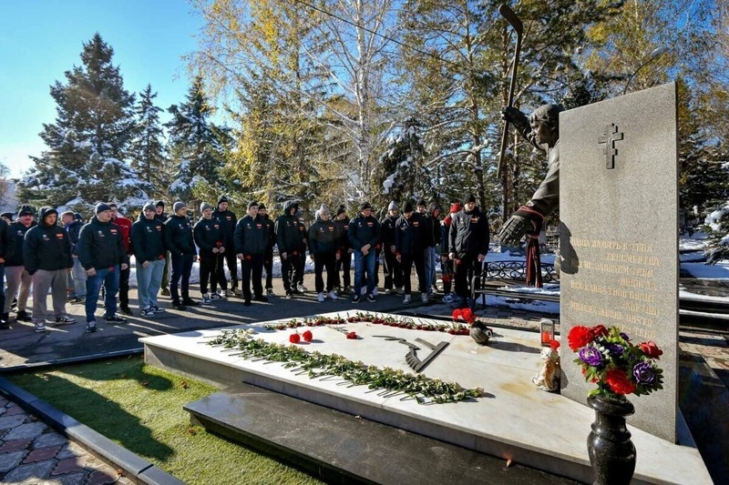 В Омске хоккеисты возложили цветы к могилам Алексея Черепанова и Евгения Хацея
