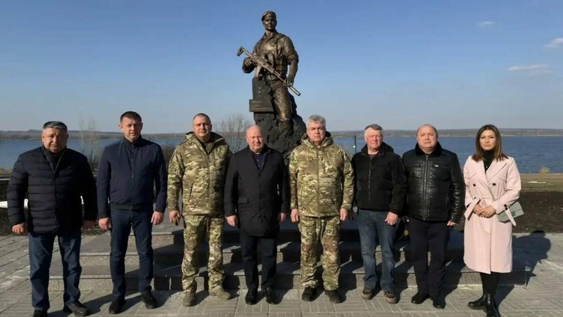 Делегация РТ возложила цветы к памятнику Герою России Сергею Чебнёву