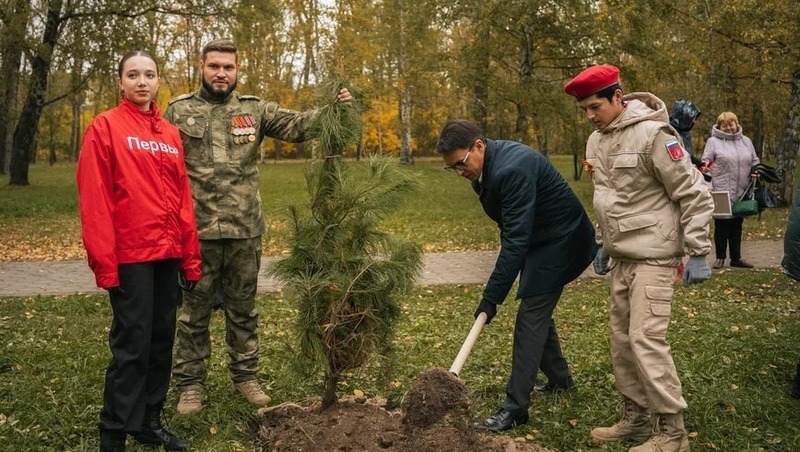 Кедры высадили в память о героях Великой Победы в парке Авиастроительного района