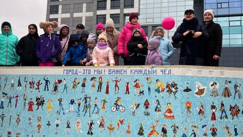 15-метровое панно установили в Арт-сквере Челябинска