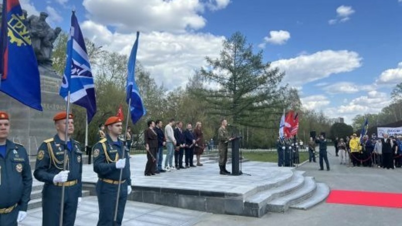 Свердловчане возложили цветы к памятнику воинам-спортсменам Урала в Екатеринбурге