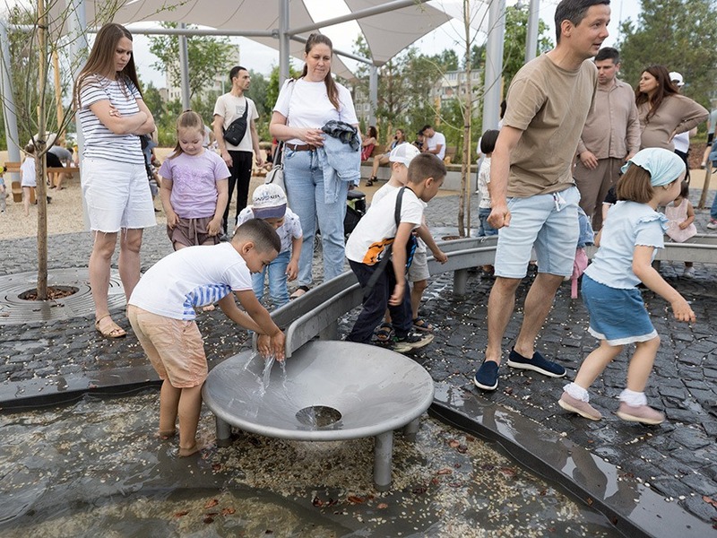 Рядом с новым театром Камала открыли площадку с уникальным игровым оборудованием