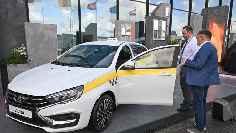 На ПМЭФ-2025 представили новую Lada Aura для такси