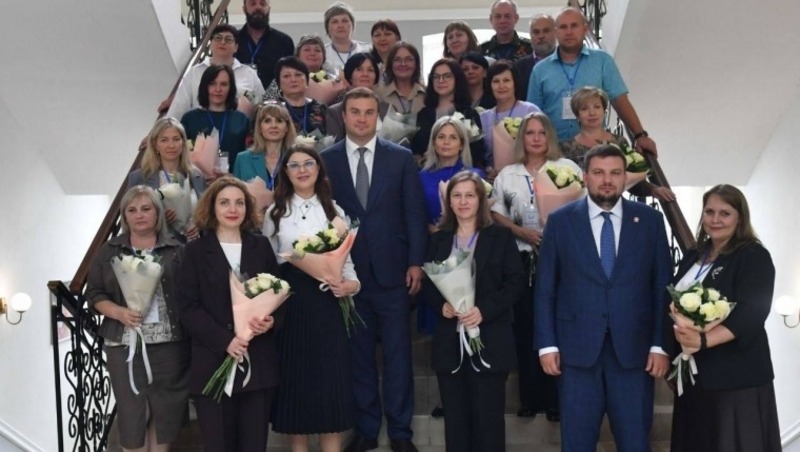 Омский губернатор встретился с делегацией учителей города Стаханова