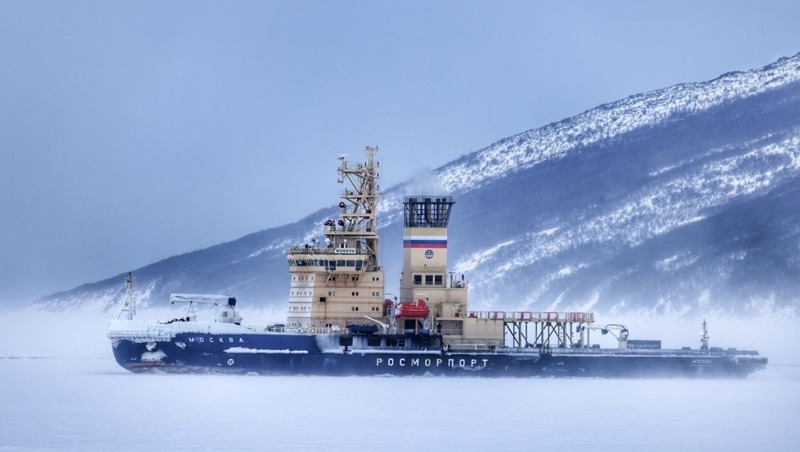 Ледокол «Москва» приступил к работе в морской акватории близ Магадана