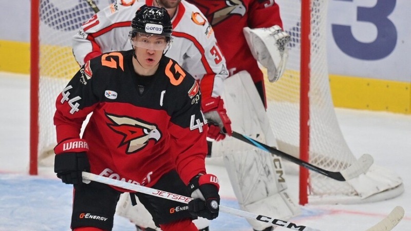 Он провёл силовой приём, четыре раза бросался под шайбу, блокируя опасные выстрелы соперников, и трижды прерывал атаки перехватами. Такие мелочи обычно не попадают в заголовки, но именно они создают фундамент побед.