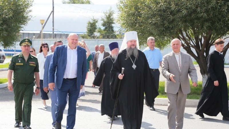 Мэр Шелест с митрополитом Омским посетили завершению благоустройства сада им. А.В. Суворова