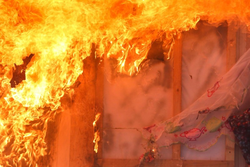 Пожарные эвакуировали 13 человек из горящего дома на Сиреневом бульваре