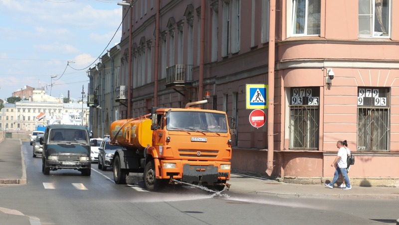 Улицы Петербурга охладили с помощью дождевых установок