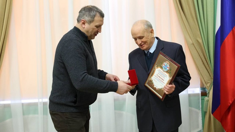 Носков вручил нагрудный знак врачу Алексею Суздальцеву за труд на благо Самары