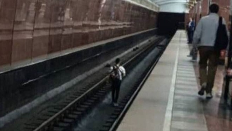 В Казани мужчина спрыгнул на рельсы метро, чтобы сделать селфи