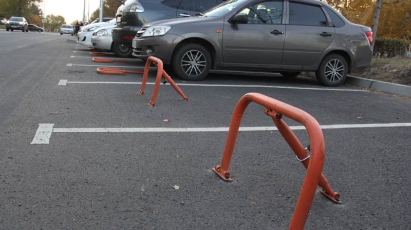 Омич через суд убрал личную парковку у подъезда