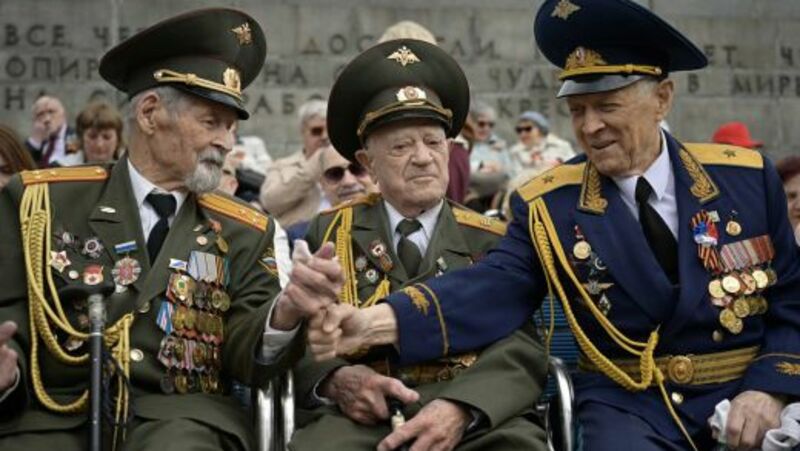 Денис Паслер поздравил участника Великой Отечественной войны из Екатеринбурга Дмитрия Суворова со...
