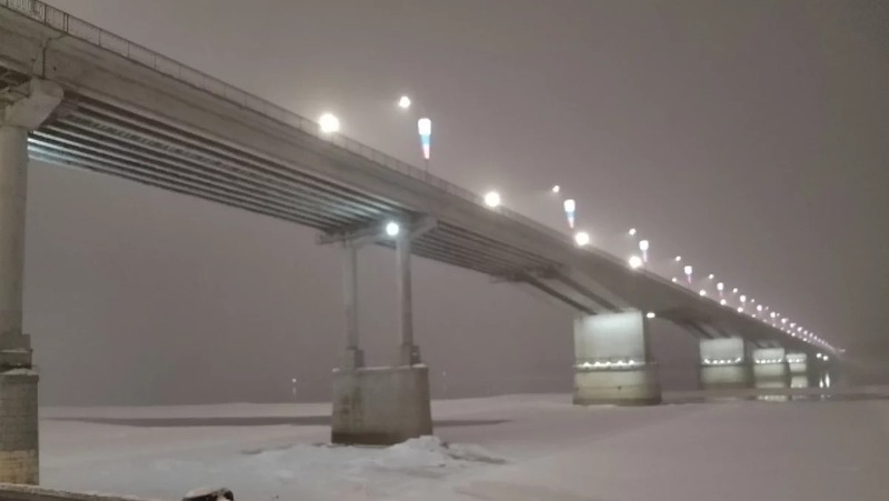 Женщина провалилась под лёд у Коммунального моста в Перми