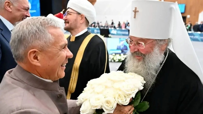 Минниханов поздравил митрополита Казанского Кирилла с 65-летием на форуме