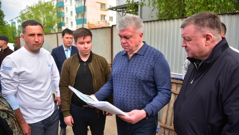 Н.Магдеев проконтролировал ход работ капремонт бани в поселке ГЭС