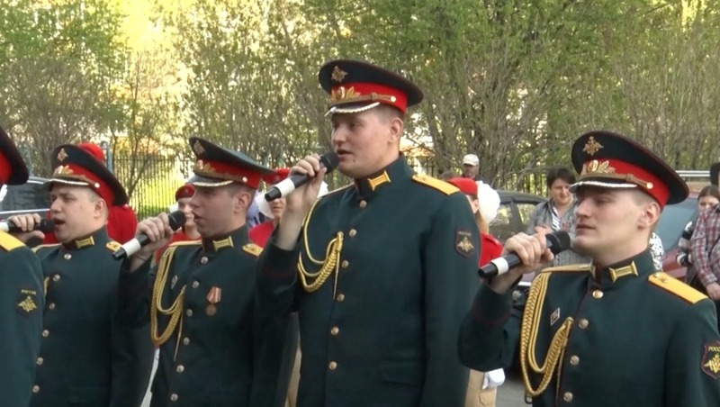 Мини-парад Победы провели для ветерана ВОВ Дмитрия Устинова в Екатеринбурге