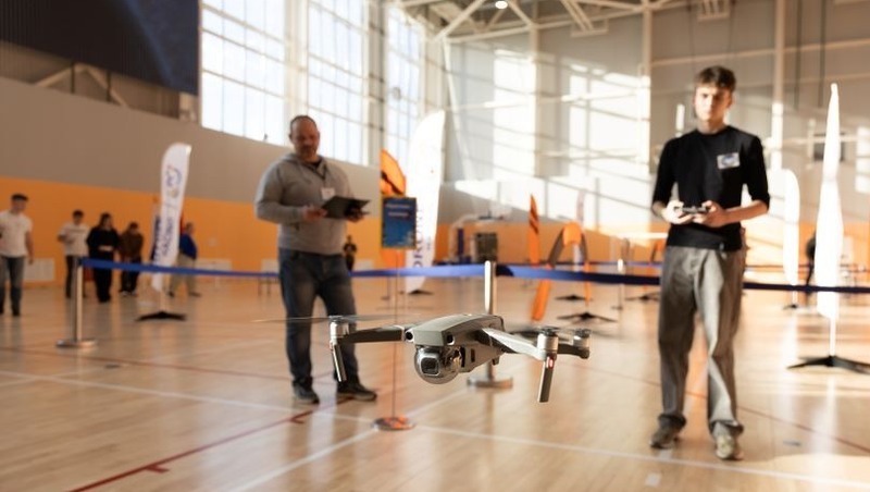 Почти 100 школьников сразились в битве беспилотников в Магадане