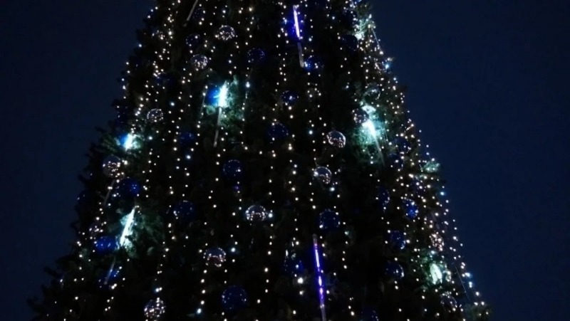 Первую новогоднюю ёлку зажгли у ДК Солдатова в Перми