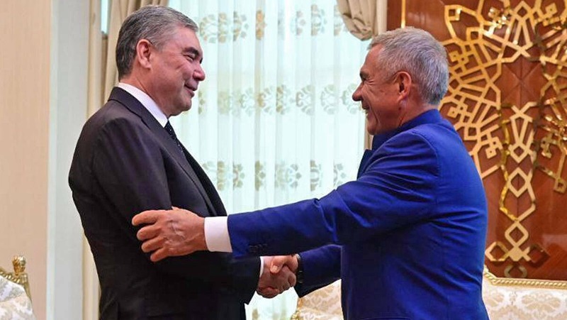 Минниханов встретил лидера Туркменистана в аэропорту Казани