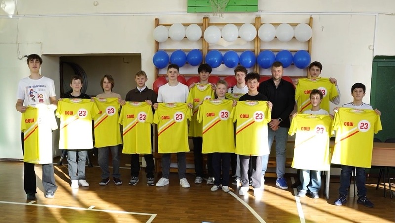 Юным волейболистам вручили новую спортивную форму в пос. Уптар