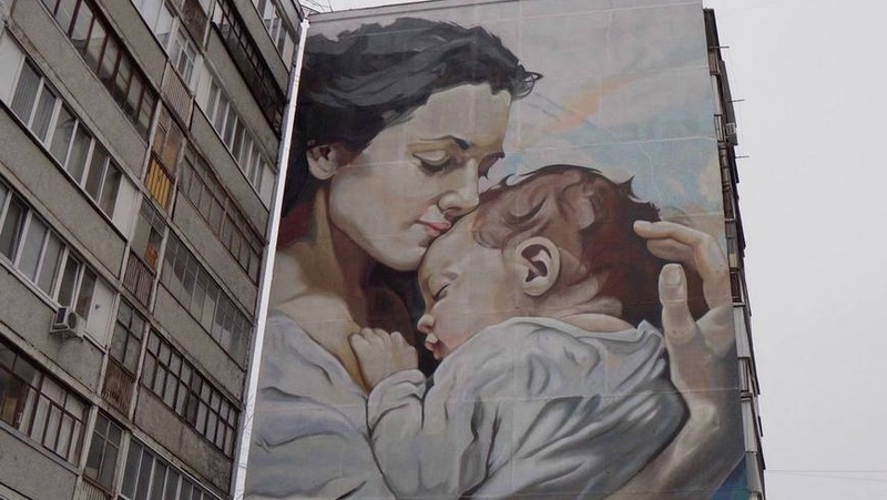 Мурал, посвященный теме материнства, открылся в Казани