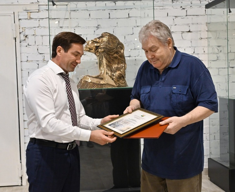 Глава Челябинска поздравил с юбилеем скульптора-автора «Сферы любви»