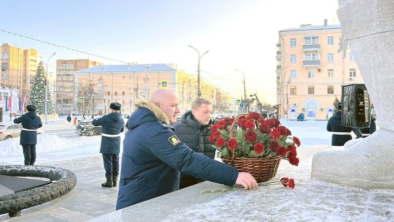 Рязанцы возложили цветы на площади Победы в память о погибших в Сталинградской битве
