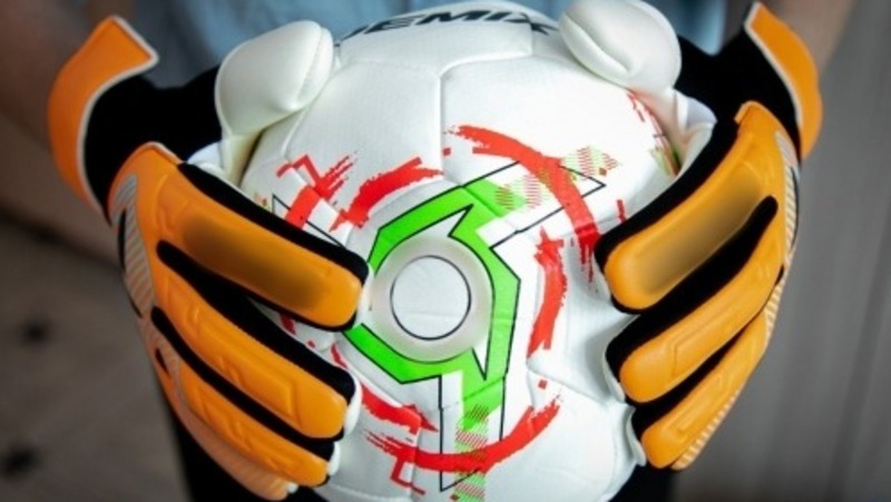 Омский минстрой отправил спортивный инвентарь в школы Стаханова	