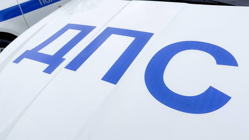 Грузовик перевернулся в результате ДТП на дороге в Челябинске