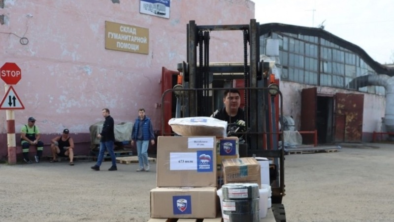 Из Омска отправили школьные наборы детям города Стаханова