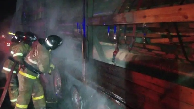 Большегруз загорелся в движении на трассе в Самарской области