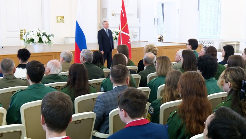Беглов вручил благодарственные письма лучшим петербургским студотрядам