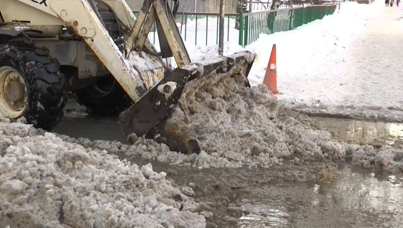 Ул. Гагарина в Казани ушла под воду из-за коммунальной аварии