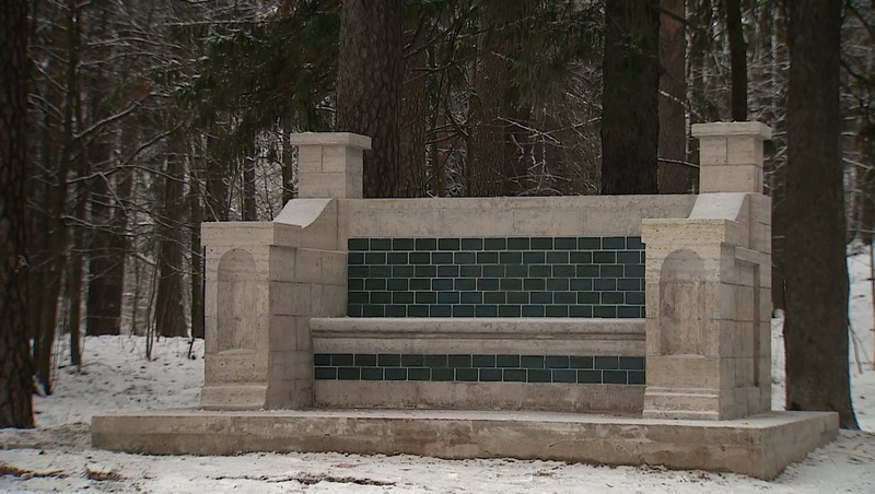 Скамью поэта Александра Блока отреставрировали в Шуваловском парке в Петербурге