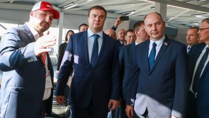 Хоценко и Кушнаренко открыли новый мультибрендовый центр белорусской техники в Омске