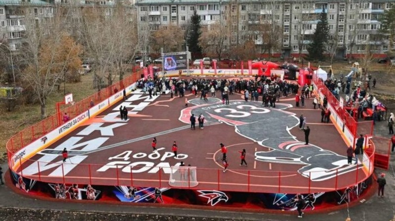 Хоккейную площадку им. Максима Сушинского открыли в Омске