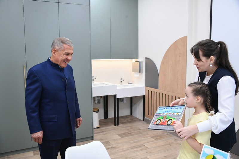 Рустам Минниханов посетил инклюзивный центр «Тылсым» в Казани