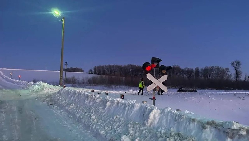 Поезд Самара — Петербург столкнулся с легковушкой на переезде в Мордовии