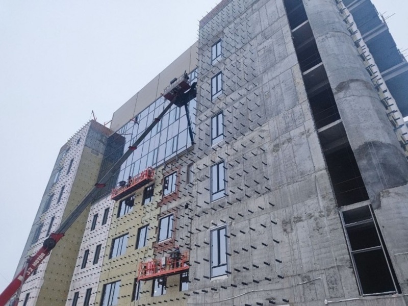 Строители приступили к остеклению витражей и окон нового корпуса медико-хирургического центра