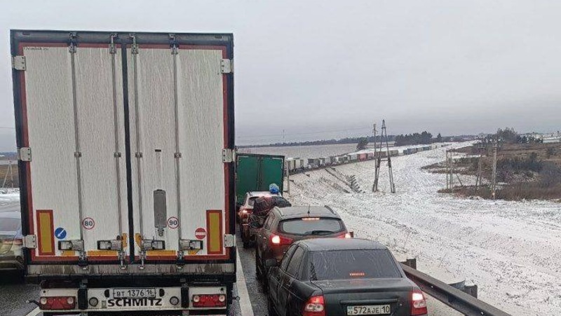 ДТП с большегрузом на трассе Р‑242 полностью перекрыло движение к Перми