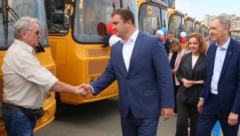 Хоценко: Передали омским школам 51 новый автобус