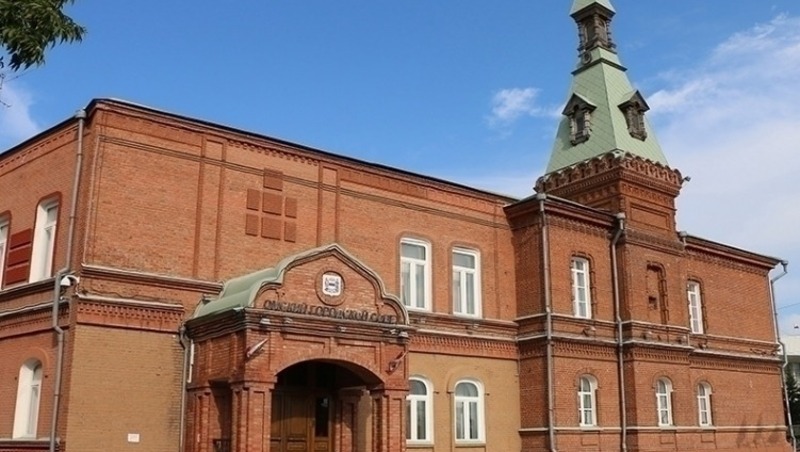 Крышу Омского горсовета обследует предприниматель из Санкт-Петербурга