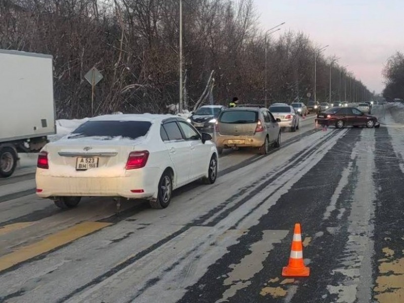На Красноярском тракте в Омске под колесами иномарки погиб пешеход