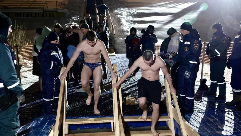 2,5 тыс. нижегородцев окунулись в прорубь на Крещение