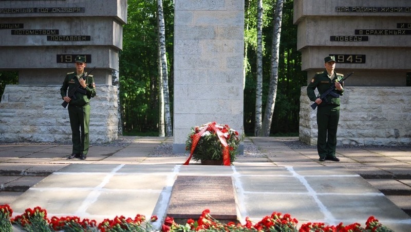 К мемориалу «Защитникам ленинградского неба» возложили цветы в Петербурге