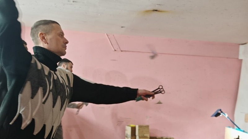 Магаданские ветераны СВО осваивают метание ножей в рамках социальной адаптации