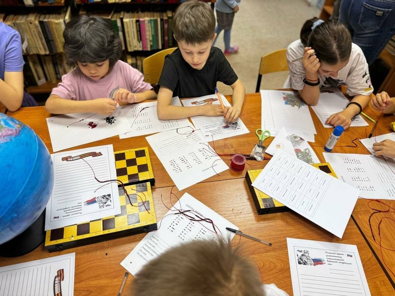 Транспортные полицейские Казани передали бойцам СВО письма подростков