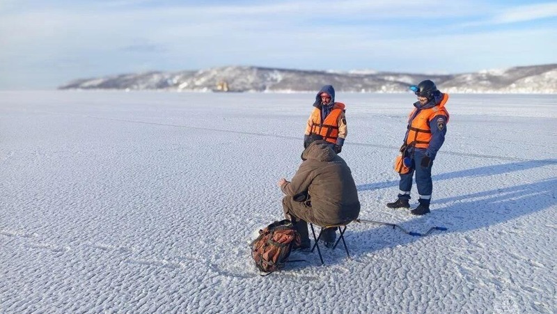 Магаданские спасатели убедили рыбаков покинуть место ловли в бухте Нагаева